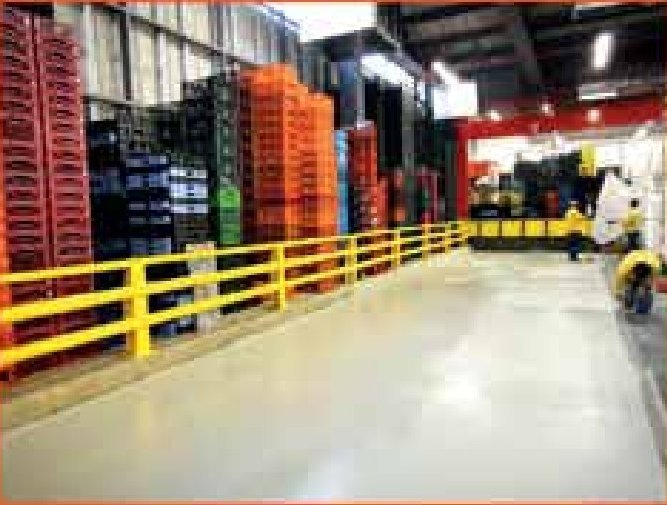 Piso industrial terminado entre rieles de bodega